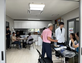 &nbsp;&nbsp;&nbsp;7월 21일부터 대구가톨릭의대 본과 3학년 학생들이 실습 프로그램의 일환으로 위드를 찾고 있습니다.첫날에는 위드의 역사와 의료 철학에 대한 강의를 듣고, 두 팀으로 나누어 방문진료 현장을 함께했습니다.7월 22일은 군위 학성2리 마을회관에서 진행되는 수자원 의료사랑방 활동에 참여하며 지역사회 의료를 직접 경험하고 있습니다.&nbsp;예비 의료인들이 병원 안을 넘어 지역사회 의료 현장에서 전인적 의료를 몸소 경험하는 뜻깊은 시간이 되기를 바랍니다.&nbsp;그리고 이 인연이 이어져, 언젠가 위드와 함께하는 동료로 다시 만나게 된다면 더없이 기쁠 것 같습니다.